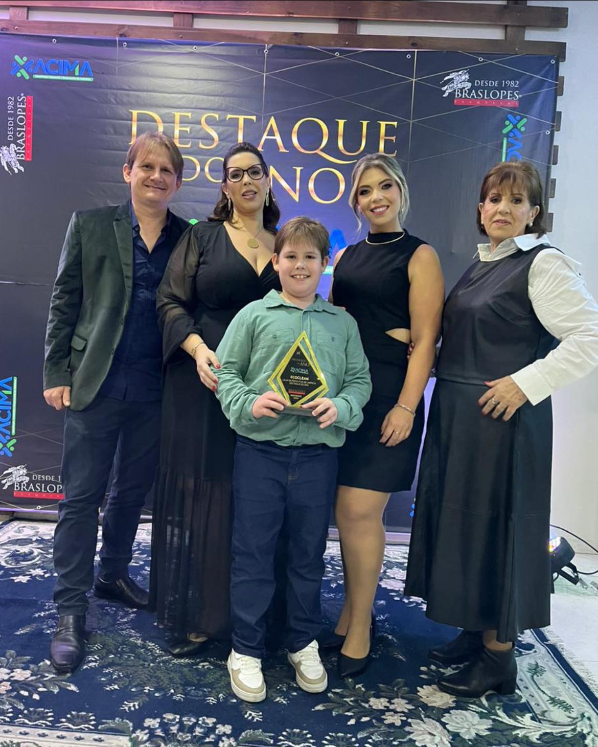 Prateleira com produtos de limpeza organizados